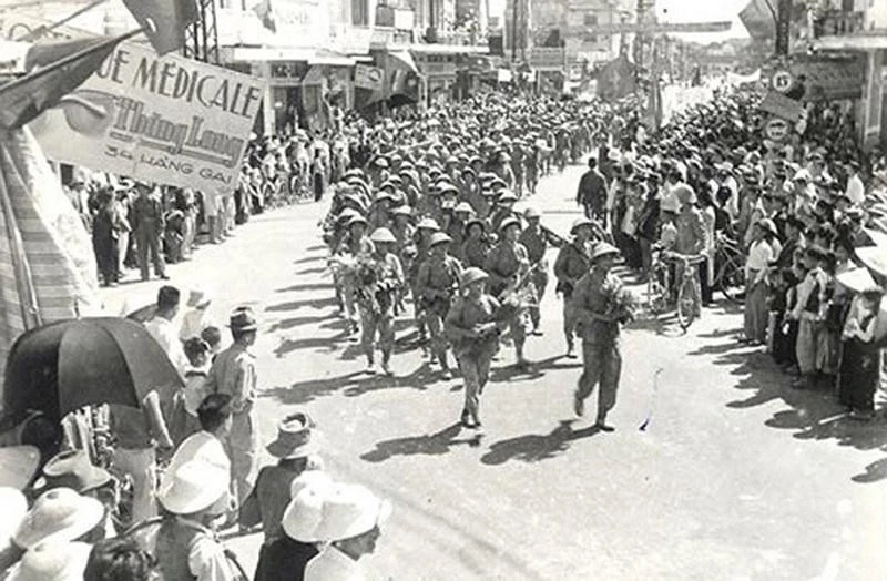 Infantry soldiers of the Capital Regiment, Division 308 on the streets of the Capital, morning of October 10, 1954. Photo: VNA archive