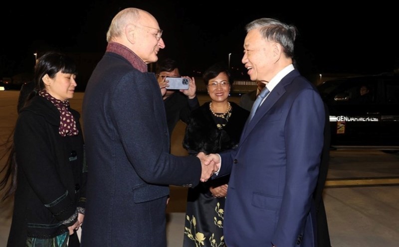 Welcoming ceremony for General Secretary and President To Lam at Orly airport, Paris, France. Photo: VNA