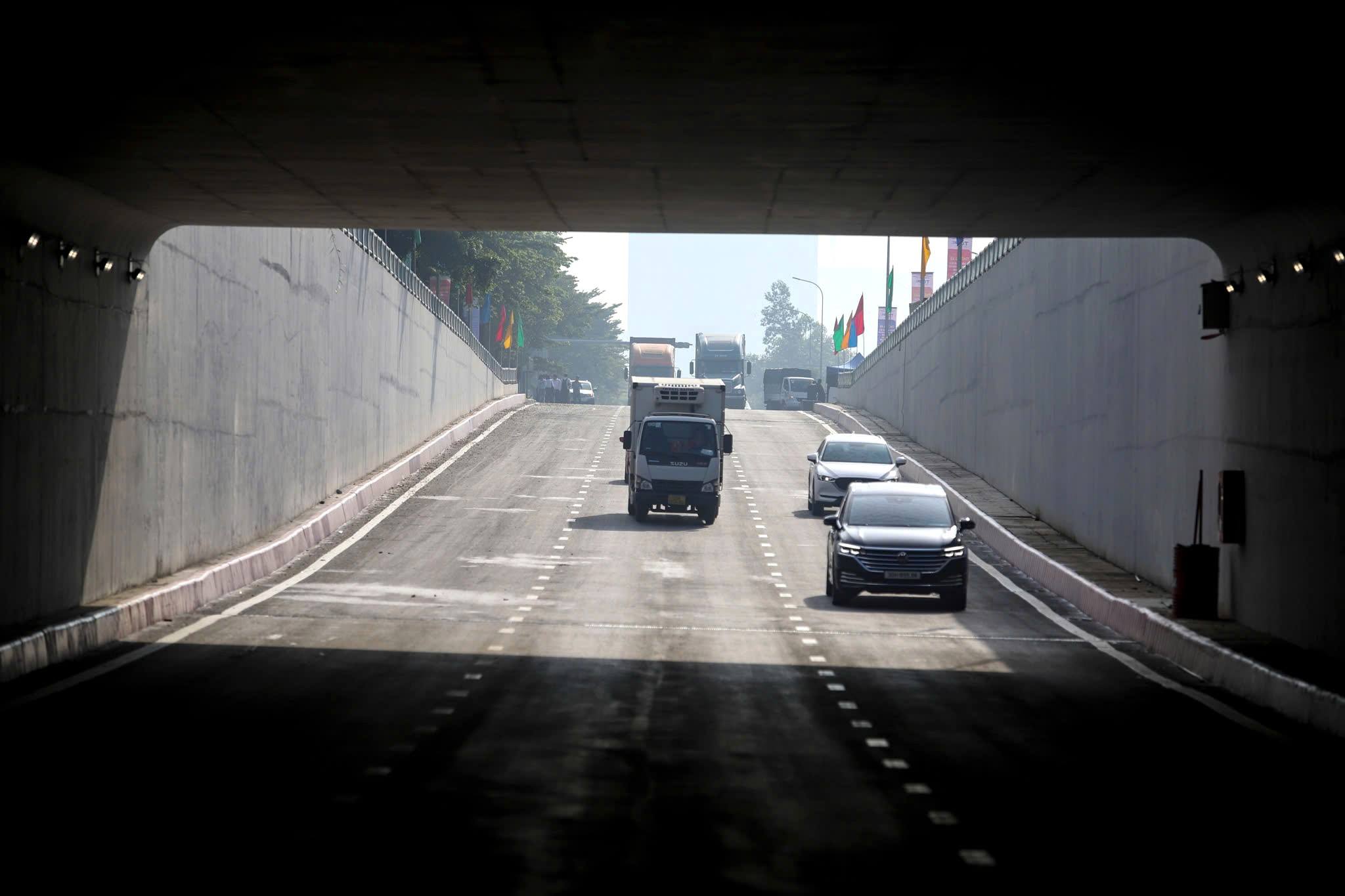 Nguyen Van Linh underpass opens to traffic, only cars are allowed to pass. Photo: Minh Quan