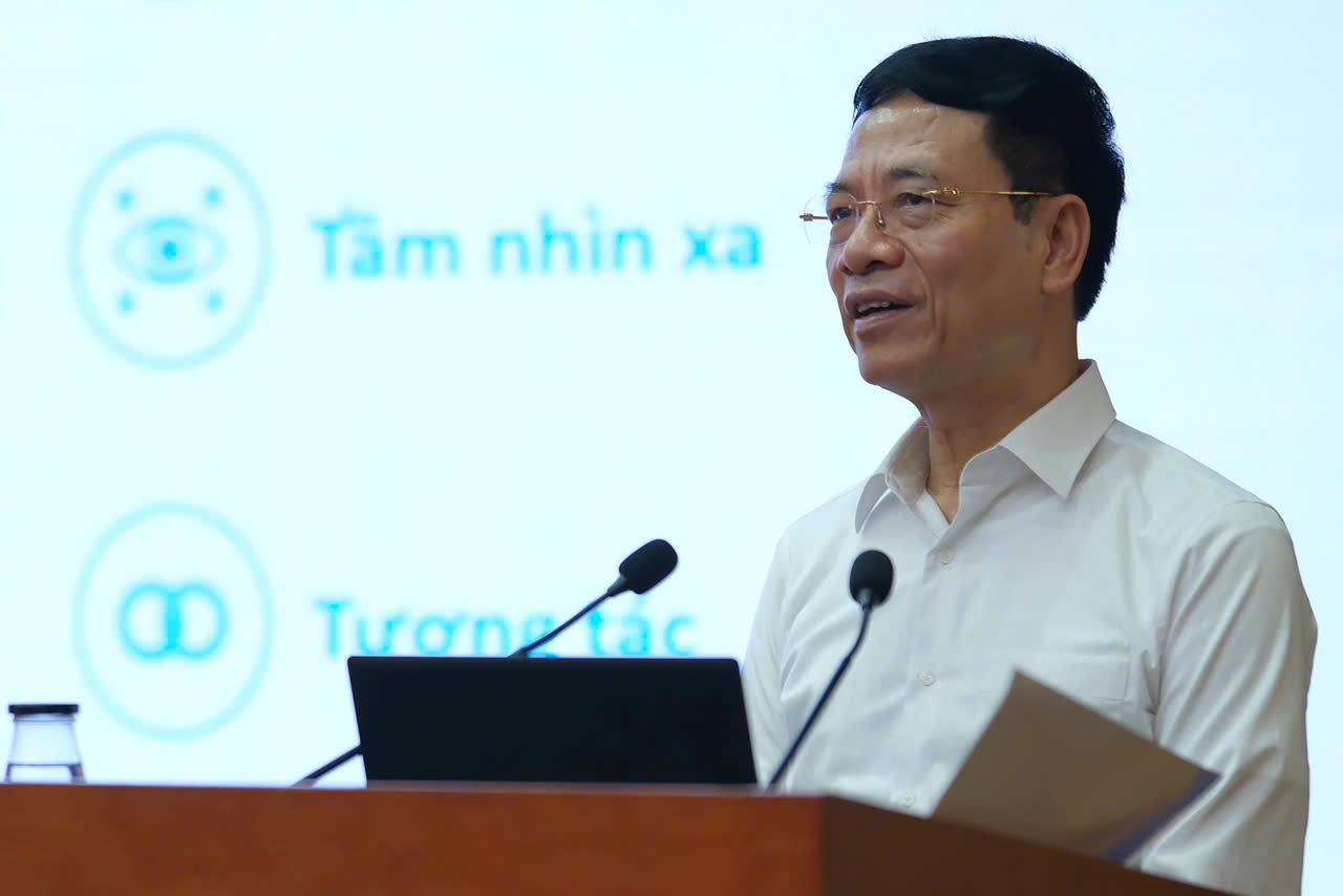 Bộ trưởng Bộ Thông tin và Truyền thông trực tiếp giảng chuyên đề “Bàn về lãnh đạo thời chuyển đổi số”. Ảnh: Hà Anh