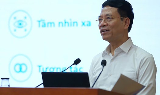 Bộ trưởng Bộ Thông tin và Truyền thông trực tiếp giảng chuyên đề “Bàn về lãnh đạo thời chuyển đổi số”. Ảnh: Hà Anh