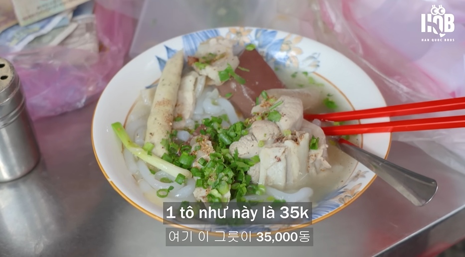 Banh canh “cho” ban dat nhat la 35.000 dong/to, re nhat la 10.000 dong/to. Anh: cat tu clip