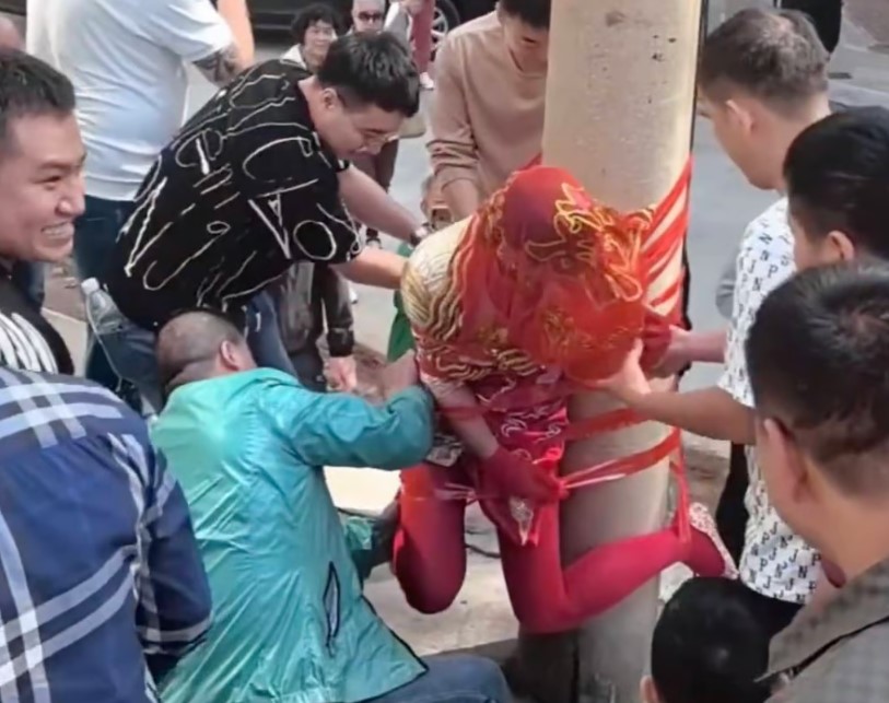 Video ghi lai canh co dau bi troi vao cot dien trong ngay cuoi gay phan no. Anh: SCMP/Weibo