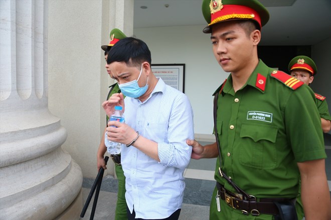 Ông Phạm Trung Kiên - cựu Thư ký Thứ trưởng Bộ Y tế - khi bị đưa ra xét xử ở giai đoạn 1 vụ chuyến bay giải cứu. Ảnh: Quang Việt