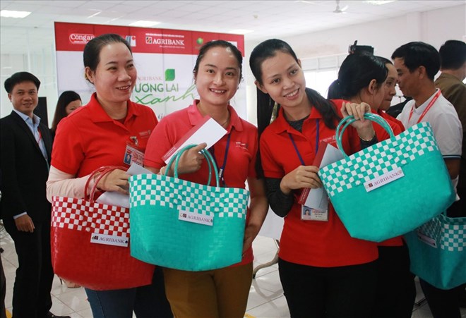 Công nhân Đà Nẵng nhận giỏ xách, hưởng ứng giảm rác thải nhựa. Ảnh: Thùy Trang