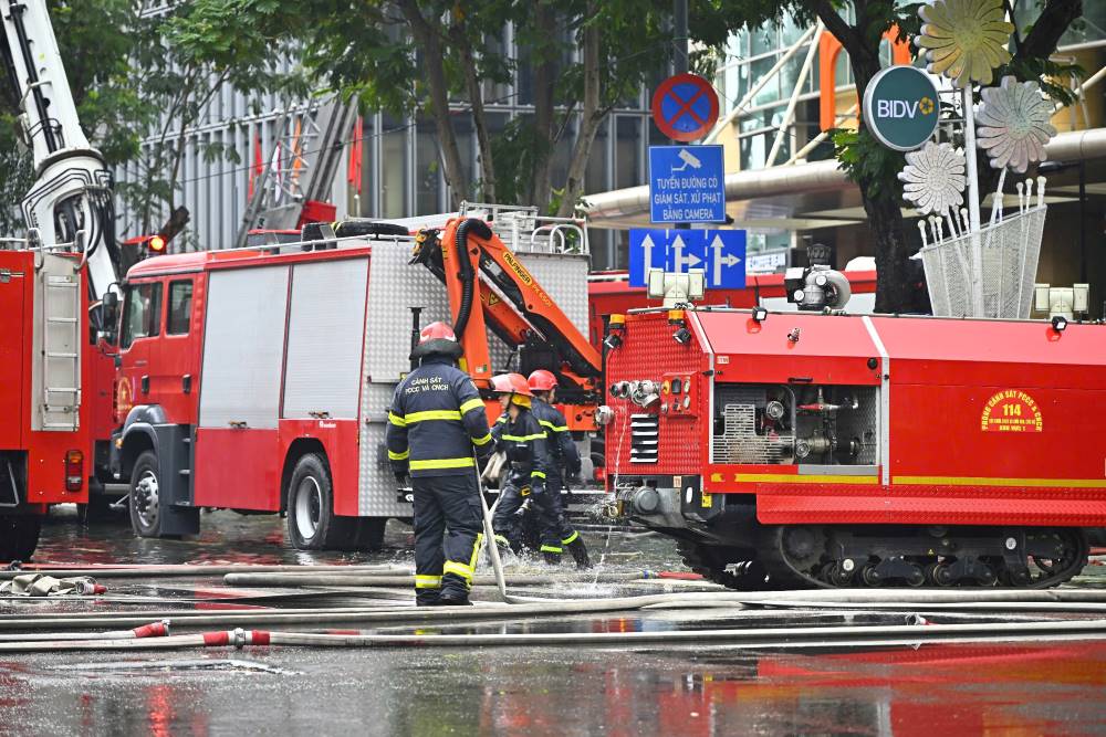 Sau 45 phut, voi su tham gia phoi hop nhip nhang giua cac don vi, su co chay, no tai toa nha sieu cao tang MPlaza da duoc dap tat hoan toan.