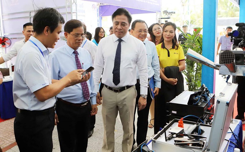 People are supported and guided to install digital transformation applications to serve interactions between the government and the people. Photo: Huu Long
