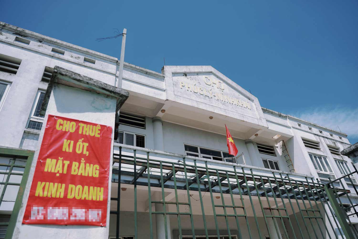 People regret the abandoned traditional market in Hanoi for many years