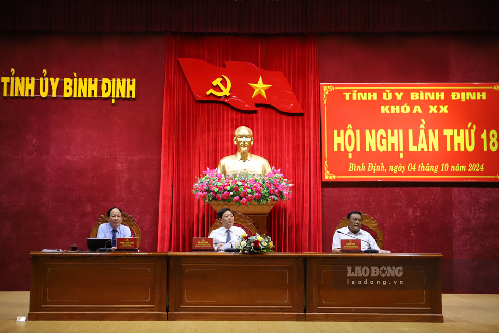 Bí thư Huyện ủy Phù Mỹ Nguyễn Văn Dũng kiến nghị những bất cập trong công tác quản lý đất đai, tài nguyên khoáng sản, xây nhà trái phép, thu hồi sổ đỏ... Ảnh: Hoài Luân