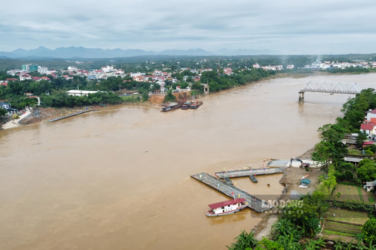 Military ferries will be used to transport people across Phong Chau Bridge, after the pontoon bridge was temporarily suspended due to rising water levels in the Red River in recent days. Photo: To Cong.