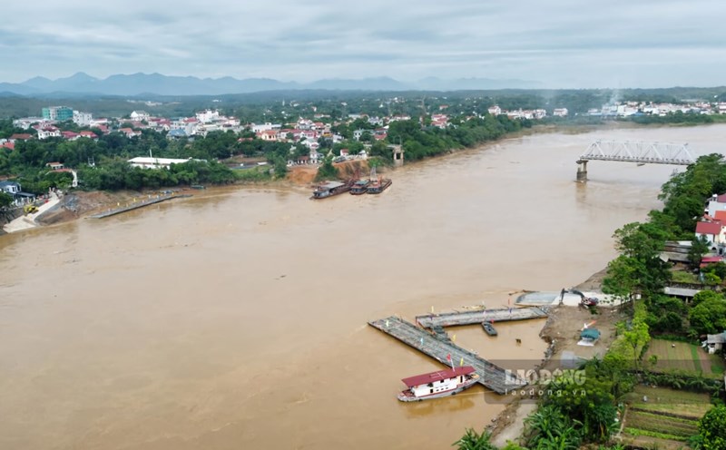 Military ferries will be used to transport people across Phong Chau Bridge, after the pontoon bridge was temporarily suspended due to rising water levels in the Red River in recent days. Photo: To Cong.