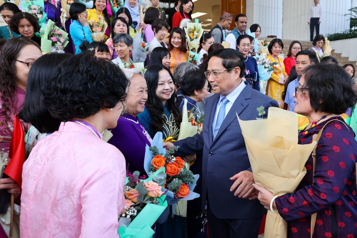 Prime Minister Pham Minh Chinh met with delegates of the Asia-Pacific Network of Women Scientists and Engineers and leaders of the Vietnam Association of Women Intellectuals. Photo: VGP/Nhat Bac
