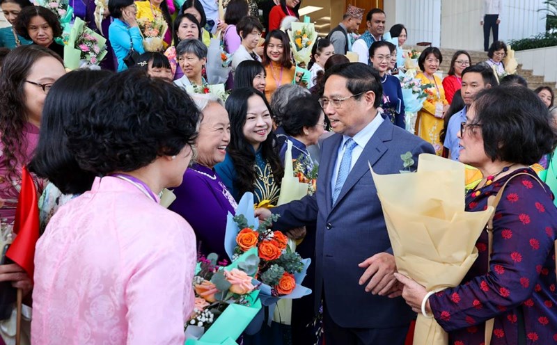 Prime Minister Pham Minh Chinh met with delegates of the Asia-Pacific Network of Women Scientists and Engineers and leaders of the Vietnam Association of Women Intellectuals. Photo: VGP/Nhat Bac