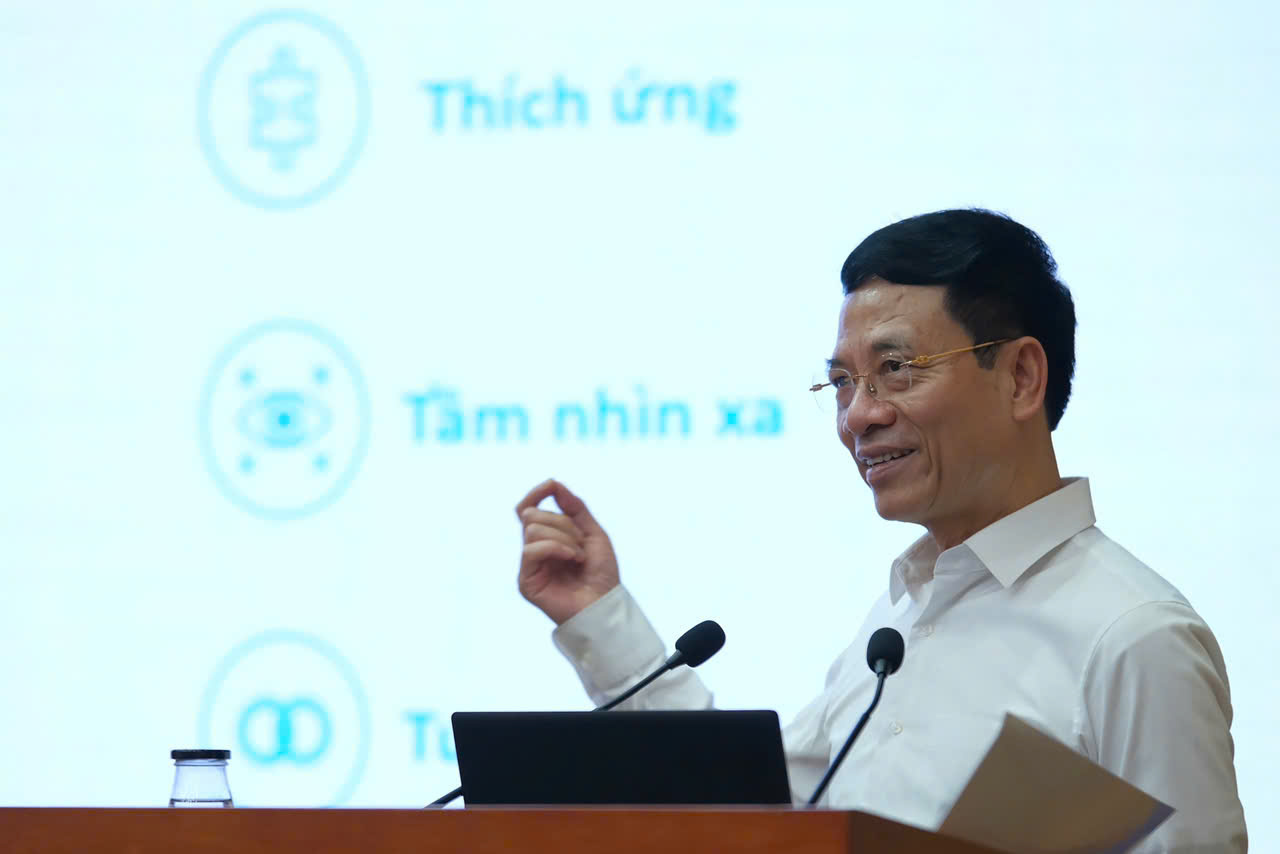 Ông Nguyễn Mạnh Hùng - Ủy viên Trung ương Đảng, Bộ trưởng Bộ Thông tin và Truyền thông - trao đổi chuyên đề “Bàn về lãnh đạo thời chuyển đổi số” tới cán bộ công đoàn chủ chốt. Ảnh: Hà Anh