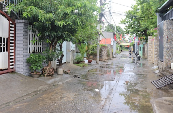 People near the railway station in Da Nang hope to have their houses repaired. Photo: Nguyen Linh