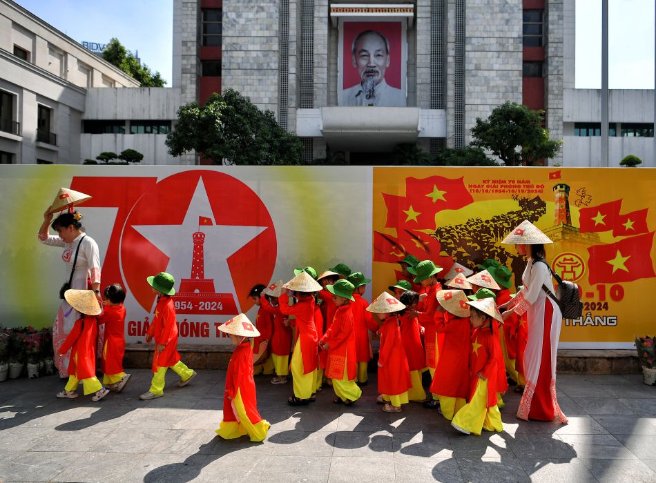 Co giao dan cac chau thieu nhi o truong mam non Tu Chi (Thanh Tri, Ha Noi) len choi ho Guom. Day la hinh anh luc cac chau di qua cong UBND thanh pho Ha Noi. 