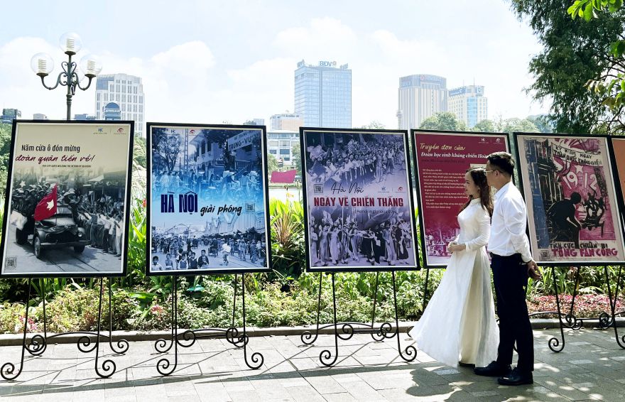 Trien lam anh ngoai troi ve nhung trang su hao hung cua Ha Noi.