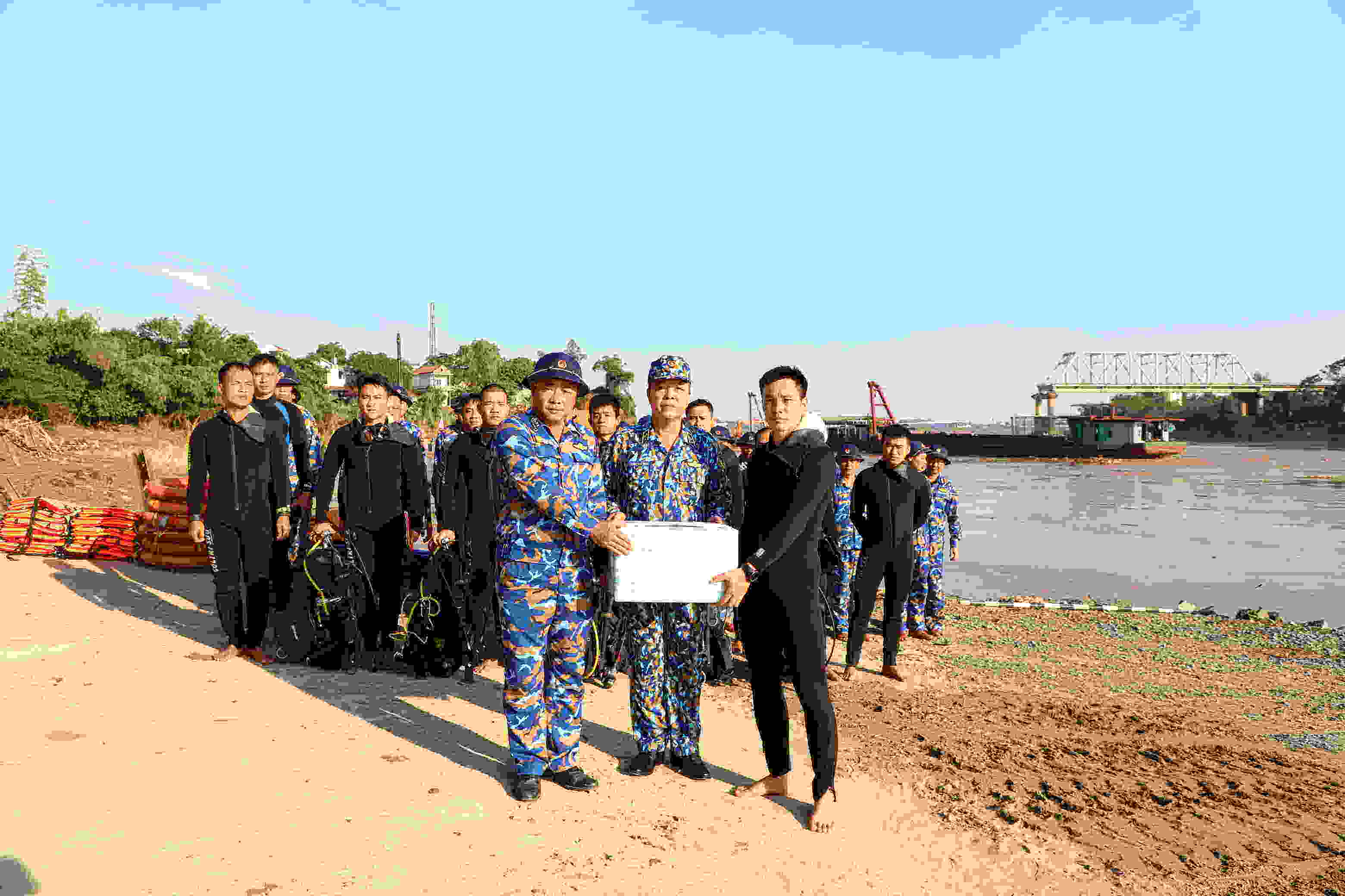 Thu truong Bo Tu lenh tham, dong vien can bo chien si Lu doan 126 tham gia tim kiem Nguoi va phuong tien mat tich tai cau Phong Chau. Anh: Lu doan 126