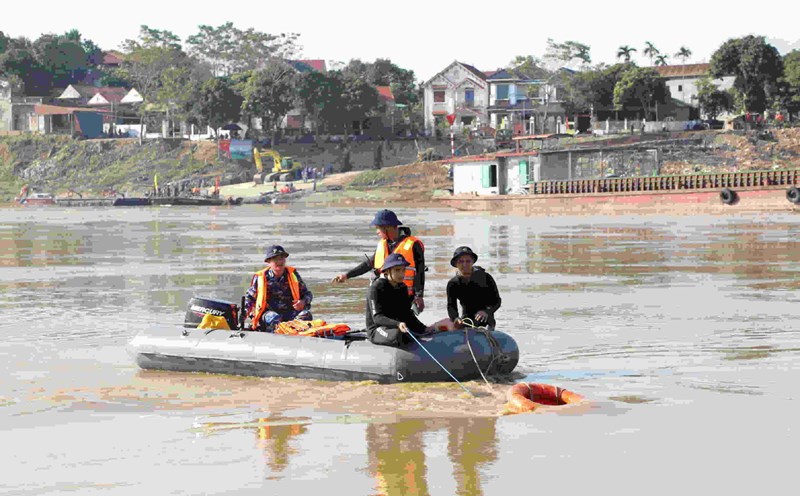 Searching for victims of the Phong Chau bridge collapse has been difficult. Photo: Brigade 126