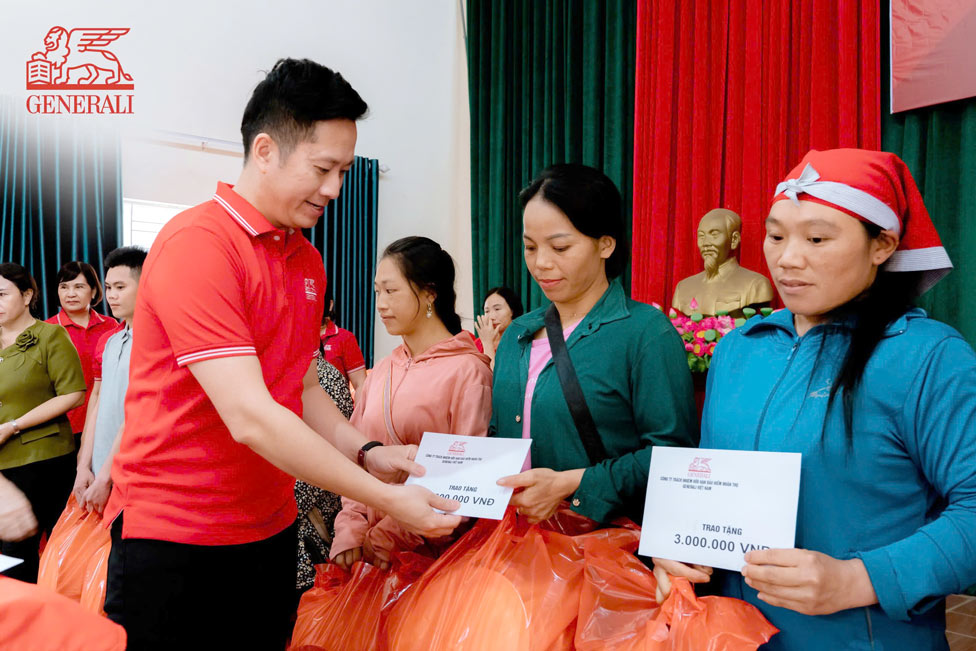 Generali Vietnam donated nearly VND900 million to help people rebuild their lives. Photo: Provided by the company