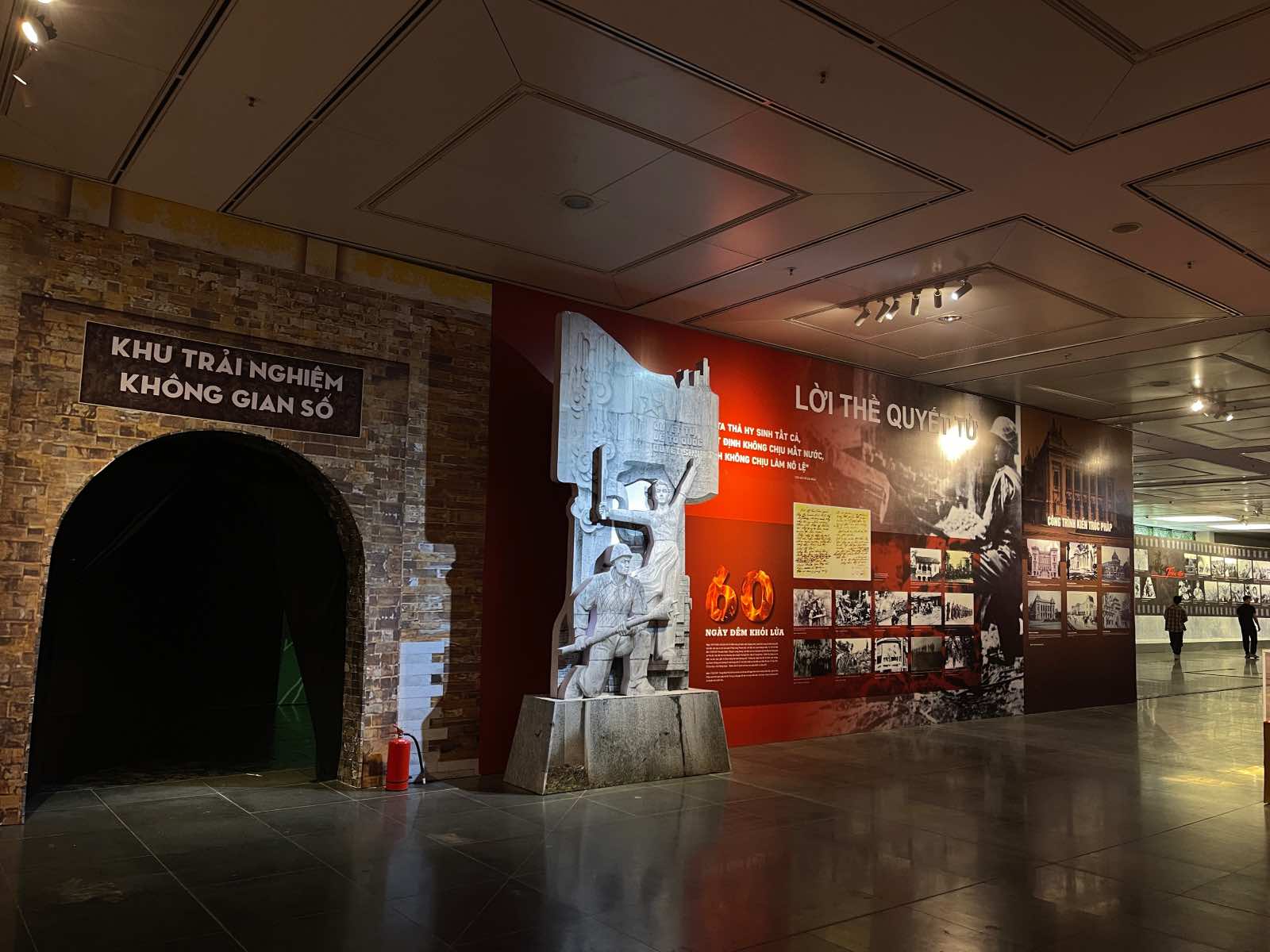 Không gian trưng bày tại triển lãm “Thành tựu kinh tế, văn hóa, xã hội của Thủ đô 70 năm xây dựng và phát triển“. Ảnh: Khánh An