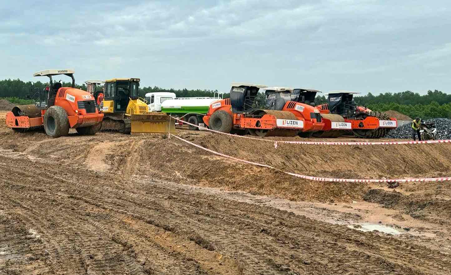 Construction of Bien Hoa - Vung Tau Expressway through Dong Nai. Photo: HAC