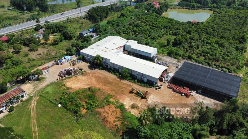 Di dời bãi quặng trái phép tại trung tâm nông nghiệp. Ảnh: Lam Thanh