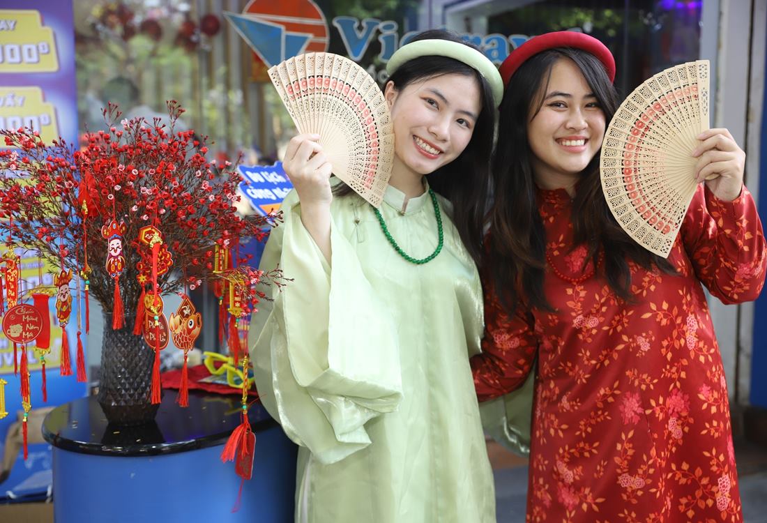 Mac ao dai co phuc va chup anh lay ngay tai gian hang Vietravel.