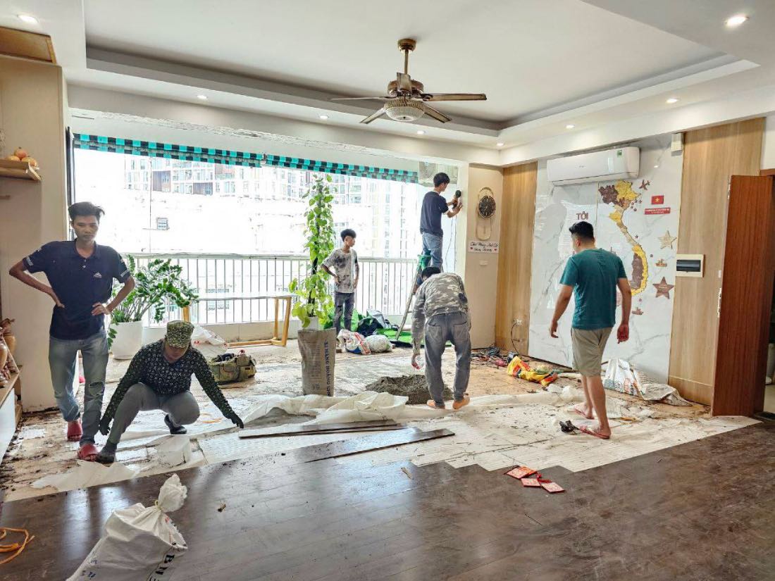 Quá trình thi công sửa chữa tại chung cư gặp nhiều khó khăn. Ảnh: Nhân vật cung cấp
