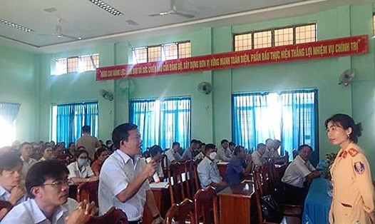 Lực lượng Công an ở Đắk Lắk tập trung tuyên truyền, phổ biến luật an toàn giao thông cho cán bộ Công đoàn, đoàn viên và người dân trên địa bàn. Ảnh: Bảo Trung