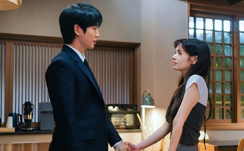 Jung Hae In and Jung So Min's drama got into controversy before it ended. Photo: Producer