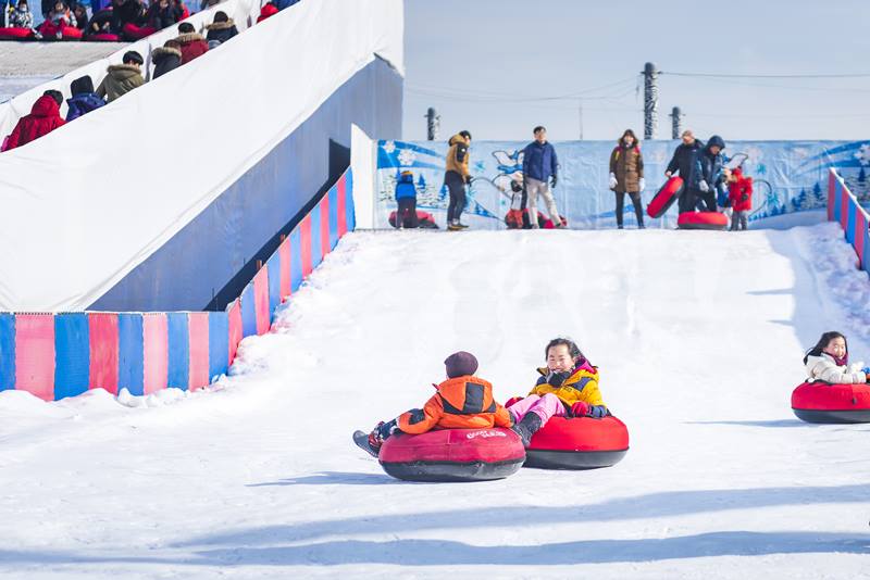 Du khach choi truot tuyet cuc vui tai khu Ski Resort.