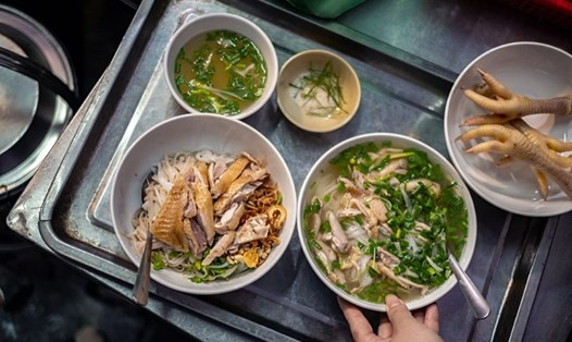 Bộ đôi phở gà truyền thống và phở gà trộn. Ảnh: Michelin