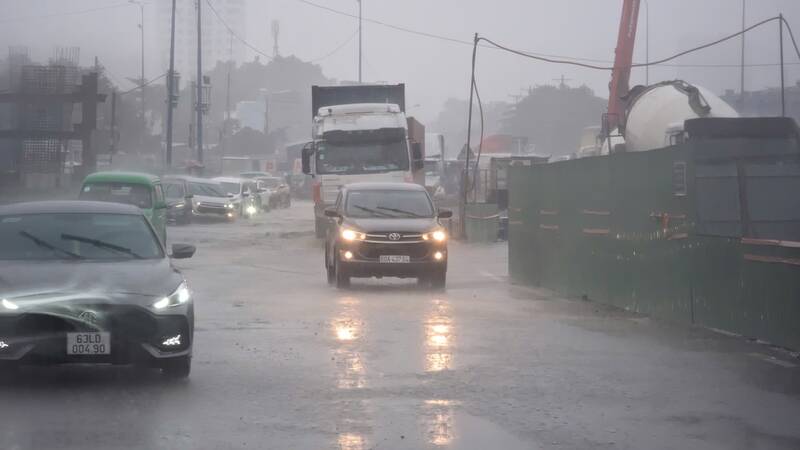 Mưa dông còn kéo dài tại Nam Bộ. Ảnh: Anh Tú