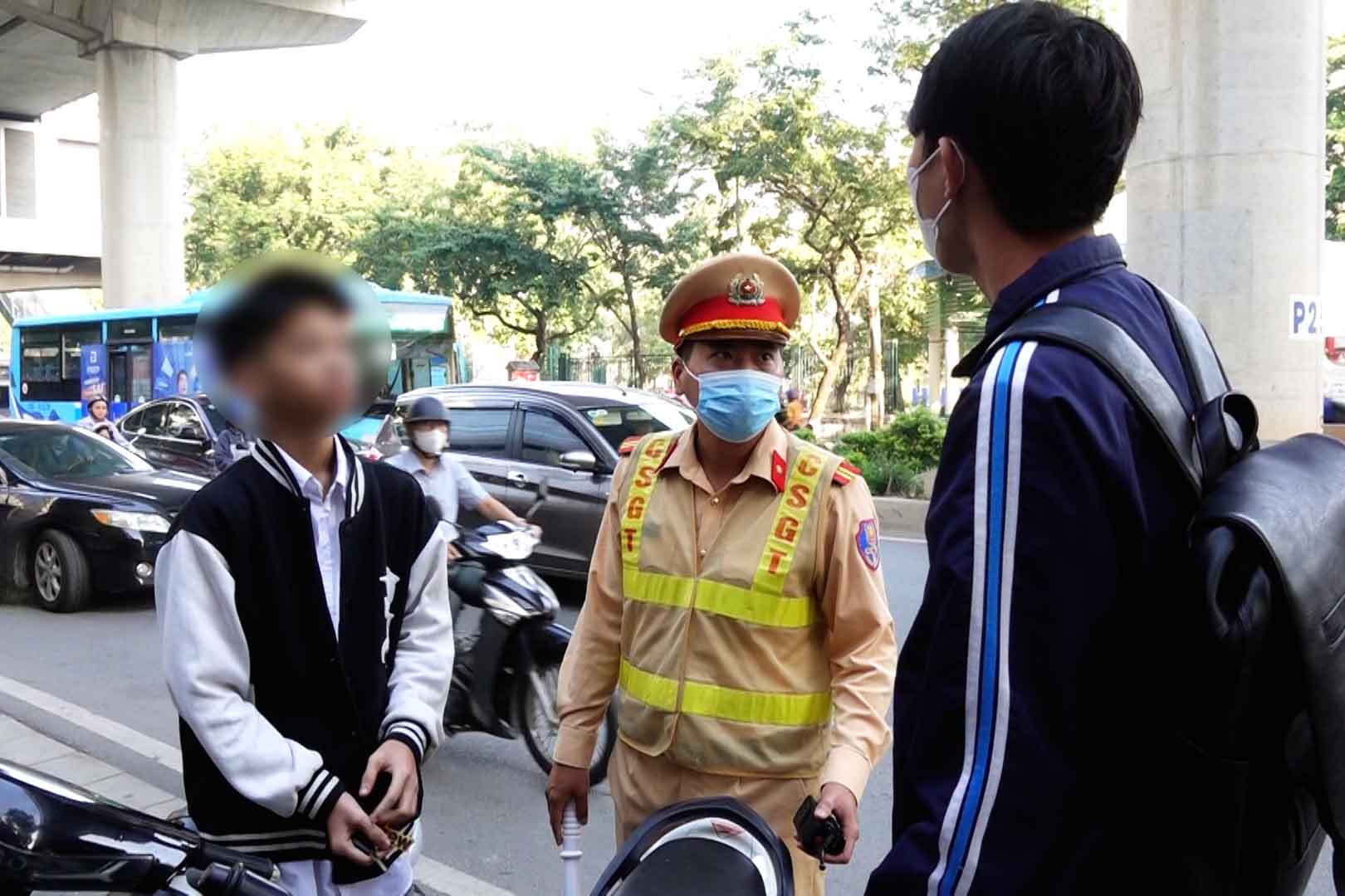 Bất ngờ lí do không đội mũ bảo hiểm của nam học sinh