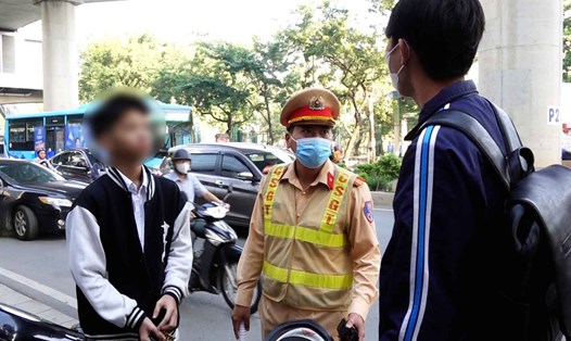 Bất ngờ lí do không đội mũ bảo hiểm của nam học sinh