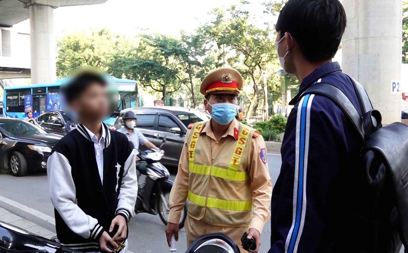 Surprising reason why male student doesn't wear helmet