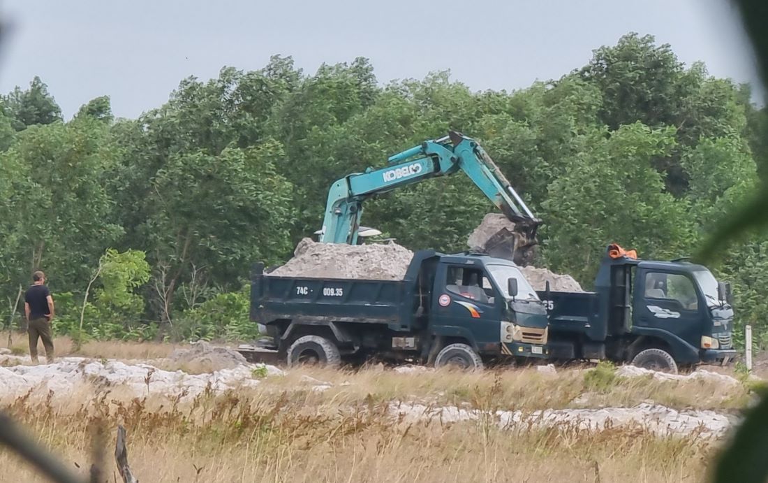 Illegal white sand mining scene in Gio Mai commune. Photo: Hung Tho