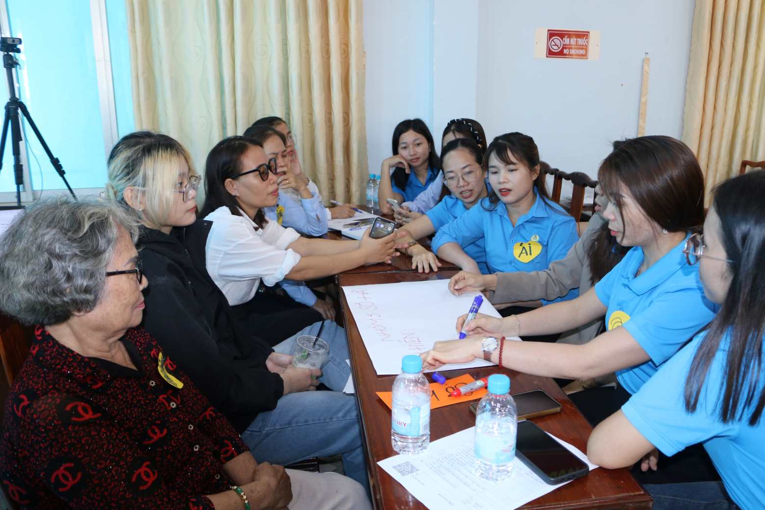 Chương trình hướng dẫn kỹ năng làm cha mẹ cho sự phát triển toàn diện của trẻ thơ. Ảnh: LĐLĐ BP