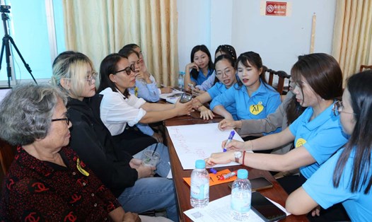 Chương trình hướng dẫn kỹ năng làm cha mẹ cho sự phát triển toàn diện của trẻ thơ. Ảnh: LĐLĐ BP