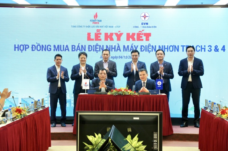 Mr. Le Nhu Linh - Vietnam Oil and Gas Power Corporation - JSC (PV Power) and Mr. Le Khac Hung - Director of Electricity Trading Company (EVNEPTC) signed the Power Purchase Agreement for Nhon Trach 3&4 Power Plant. Photo: Hoang Anh