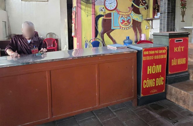 Hiện nay, khuôn viên thờ tự của đền Dâu và đền Quán Cháo (thành phố Tam Điệp) đang tồn tại cả "hòm công đức" và "két dầu nhang" do 2 đơn vị khác nhau quản lý. Ảnh: Nguyễn Trường
