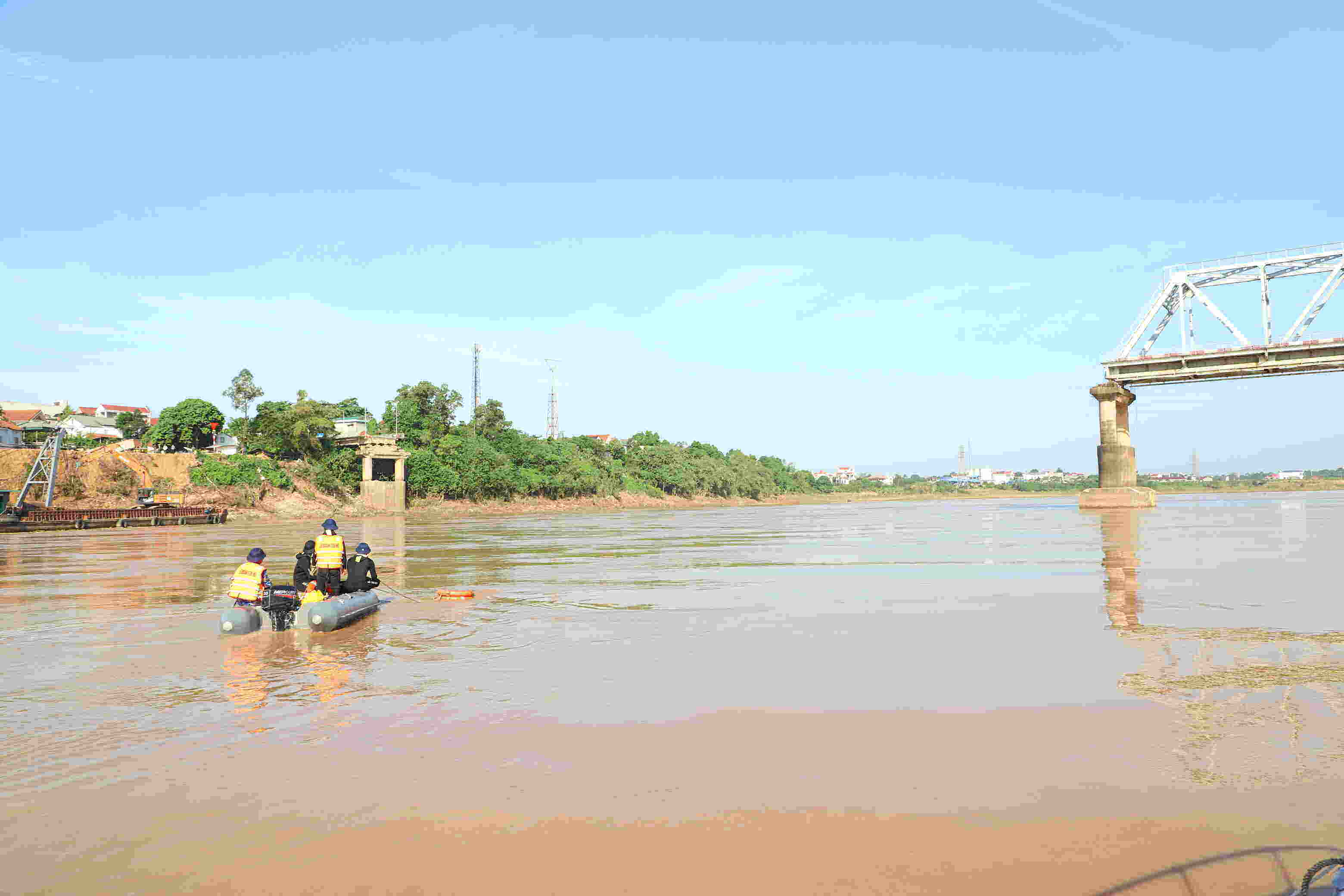 Difficulties in searching for the remaining missing victims of the Phong Chau bridge collapse. Photo: Brigade 126