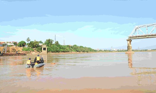 Khó khăn trong tìm kiếm các nạn nhân mất tích còn lại trong vụ sập cầu Phong Châu. Ảnh: Lữ đoàn 126