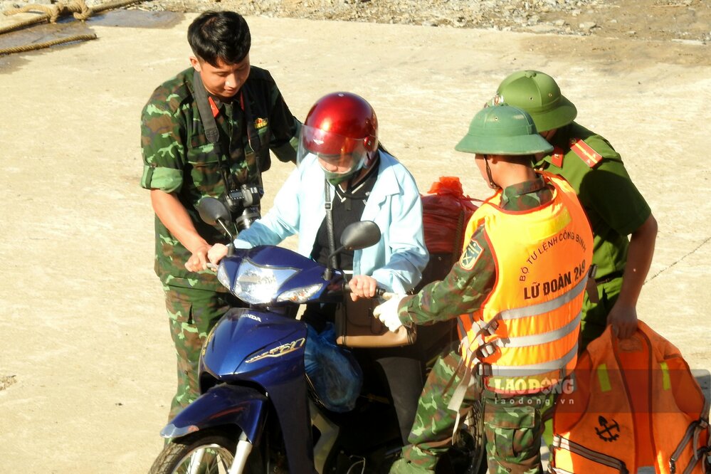 Cac luc luong ho tro nguoi dan len xuong ben. Anh: To Cong.