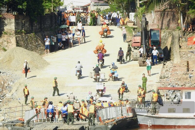 Luc luong Quan doi va Cong an cung phoi hop, tien hanh dieu tiet, dam bao trat tu an toan giao thong, co phuong an dam bao an toan quyet doi cho nguoi dan khi qua pha.