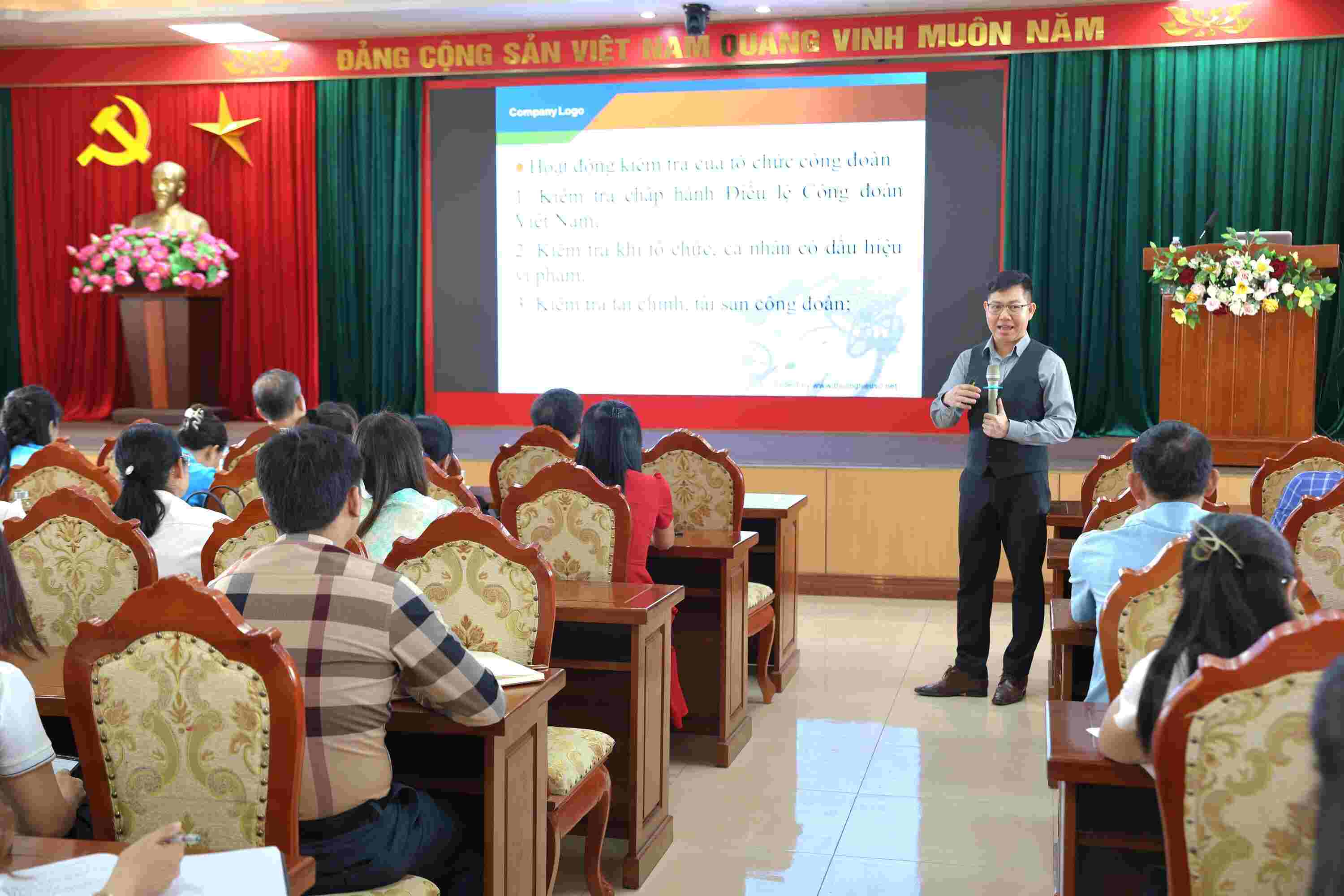 One of the training contents for the Dong Anh District Trade Union staff is the inspection and supervision process. Photo: Trade Union