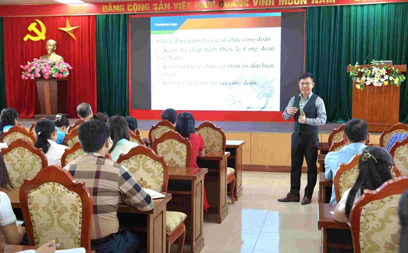 One of the training contents for the Dong Anh District Trade Union staff is the inspection and supervision process. Photo: Trade Union