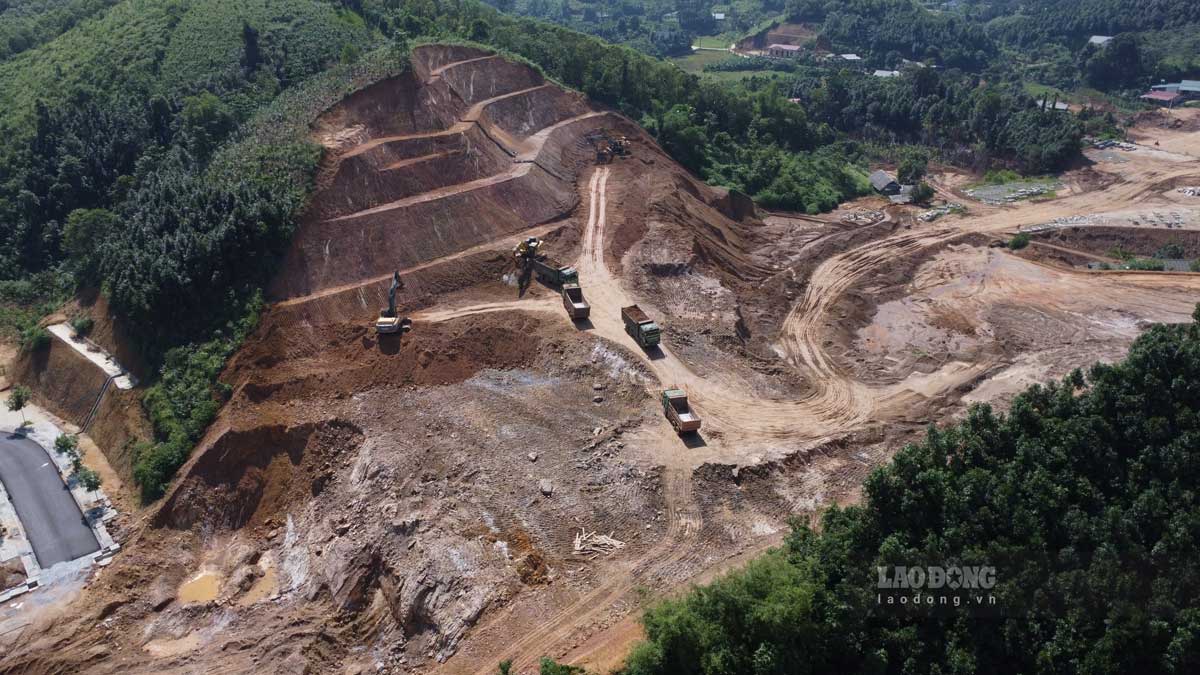 Dozens of heavy machinery are being mobilized to cut hills and construct a VND300 billion road in Yen Bai. Photo: Tran Bui