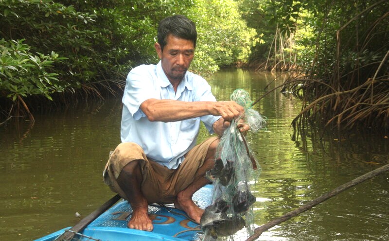 La ong chu, co tai san hang ti dong, nhung ong chu khu diem du lich Nguyen Van Huong di chan dat, bat ca mot cach rat binh thuong. Anh: Nhat Ho